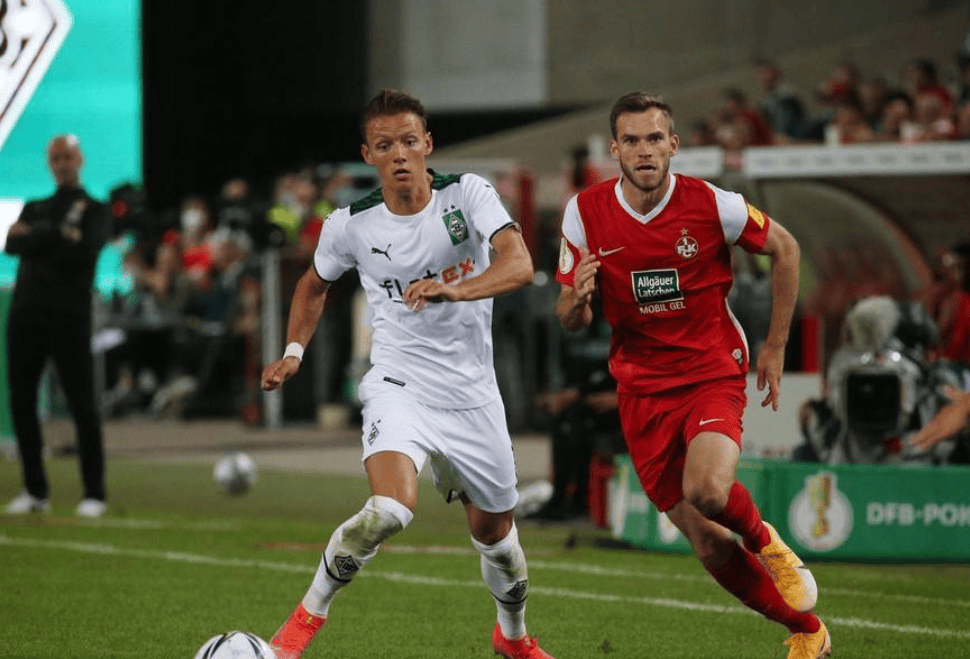 欧宝体育电脑版官网-清晨门兴格拉德巴赫备战德国杯；更衣室发声细节曝光；压力陡增；心理建设被强调