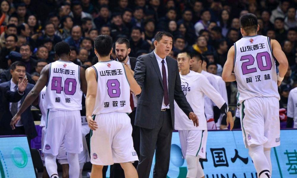 今晨突围战来临；克里夫兰骑士围绕CBA季后赛更衣室发声；气氛紧张；轮换策略成焦点