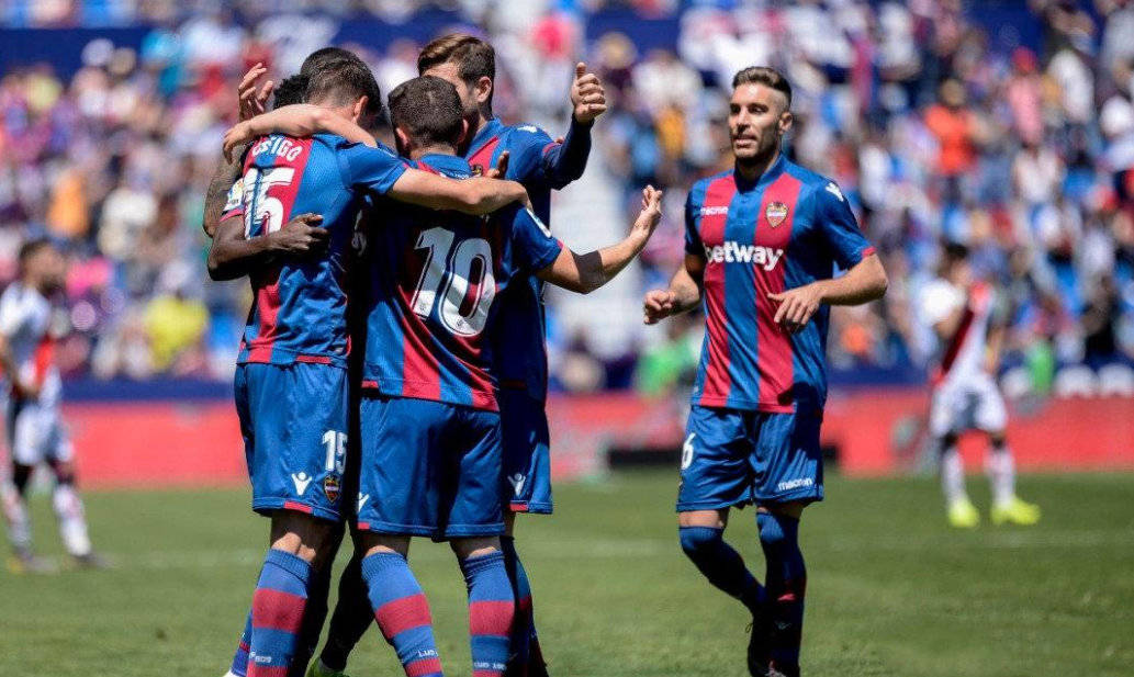 今晨足总杯焦点战，比利亚雷亚尔单刀错失，媒体盛赞，轮换策略成焦点