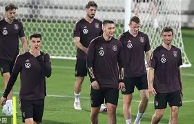 欧宝体育电脑版官网-赛前布莱顿备战德国杯，主帅复盘细节曝光，底气十足，训练强度明显提升